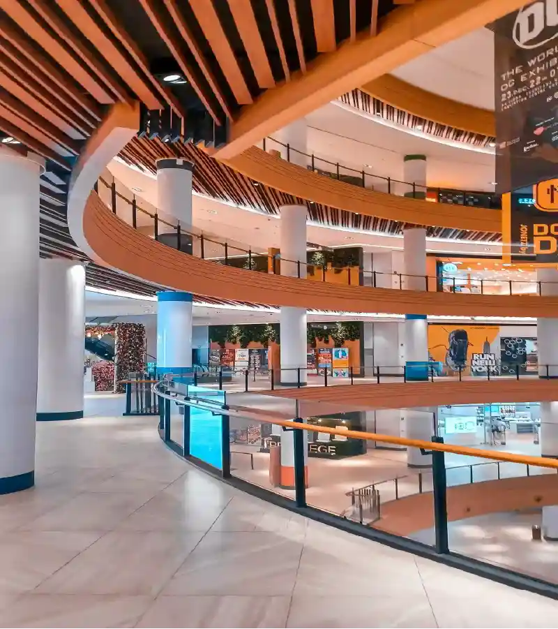 Centro comercial moderno con sistema de control inteligente