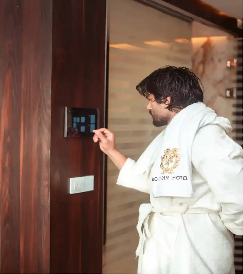 Hotel inteligente con automatización de habitaciones