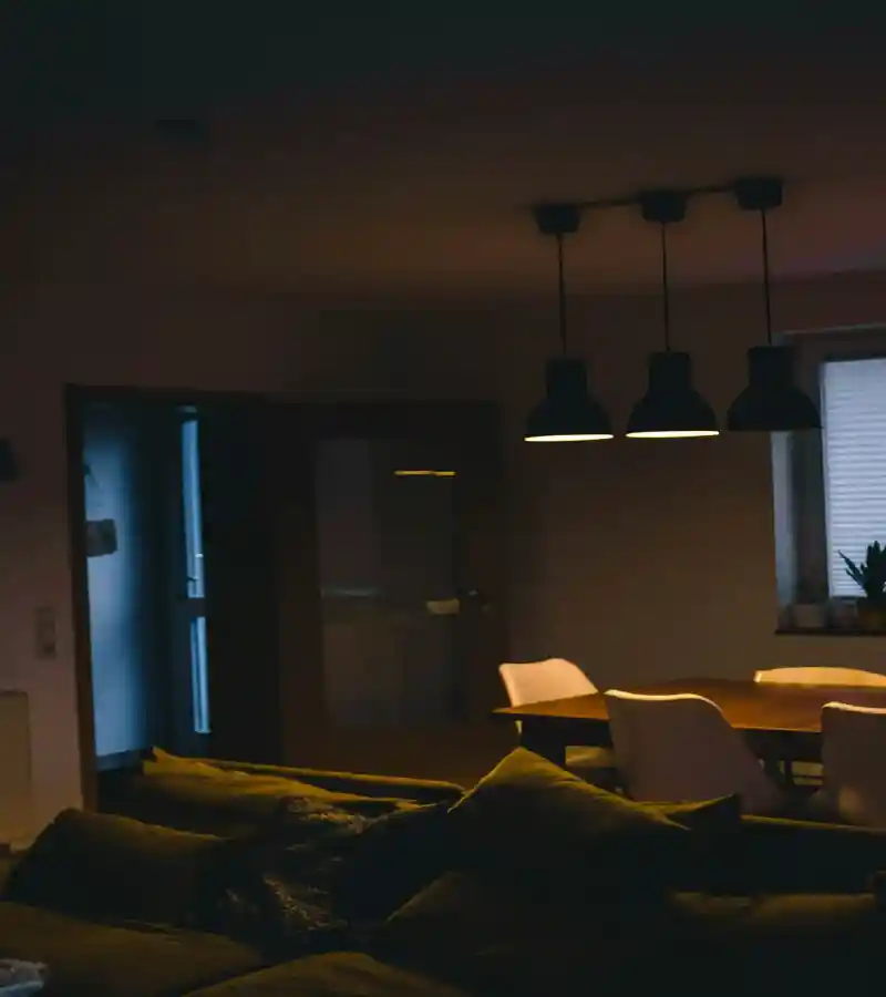 Casa inteligente con control de iluminación, clima y seguridad